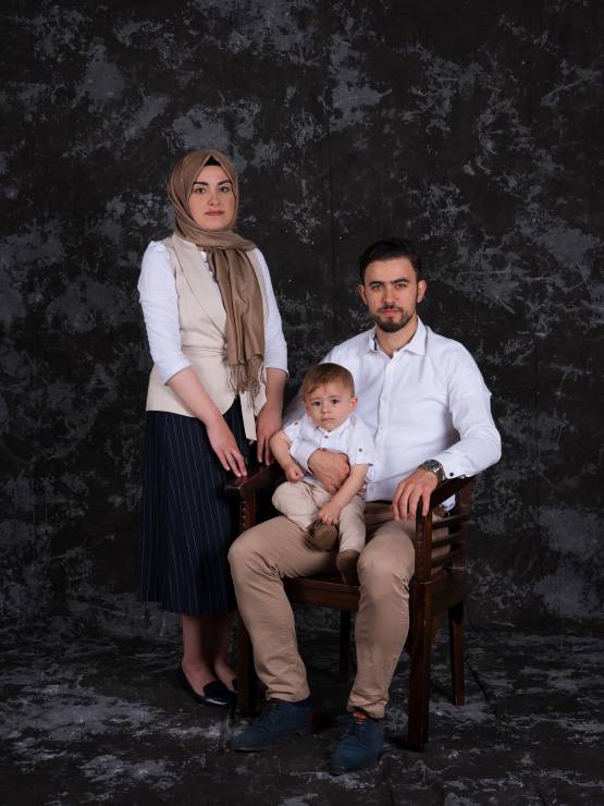 Cigdem Yuksel, uit de serie Schiedamse families, 2021, collectie Stedelijk Museum Schiedam/Gemeentearchief Schiedam. Met van links naar rechts: Cemanur Durmuş (33), Kerem Alp Arslan (1), Ahmed Arslan (33)