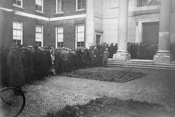 Werklozen staan in de rij voor goedkoop voedsel in 1935